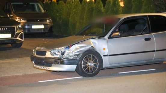 Automobilist botst achterop auto