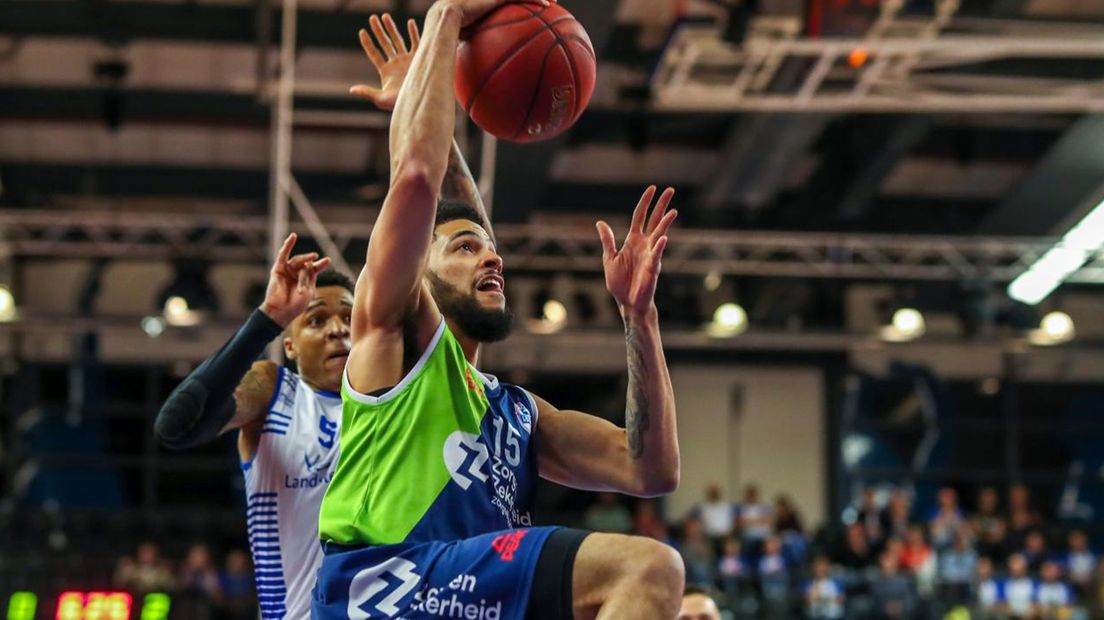 Darius Thomson van ZZ Leiden op weg richting de basket.