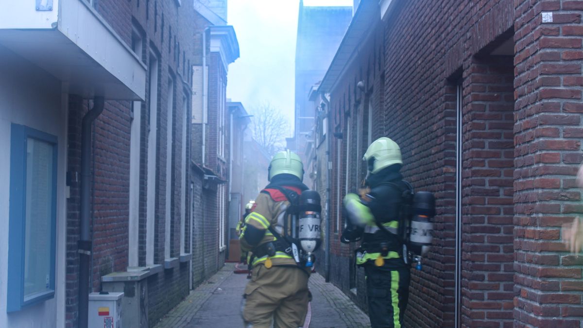 Grote brand in dierenwinkel in centrum Sneek | Uitslaande brand in Franeker