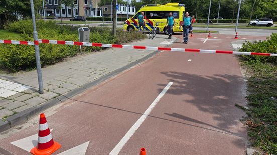 Fietsers gewond na botsing in Assen. Fietsers gewond na botsing in Assen.