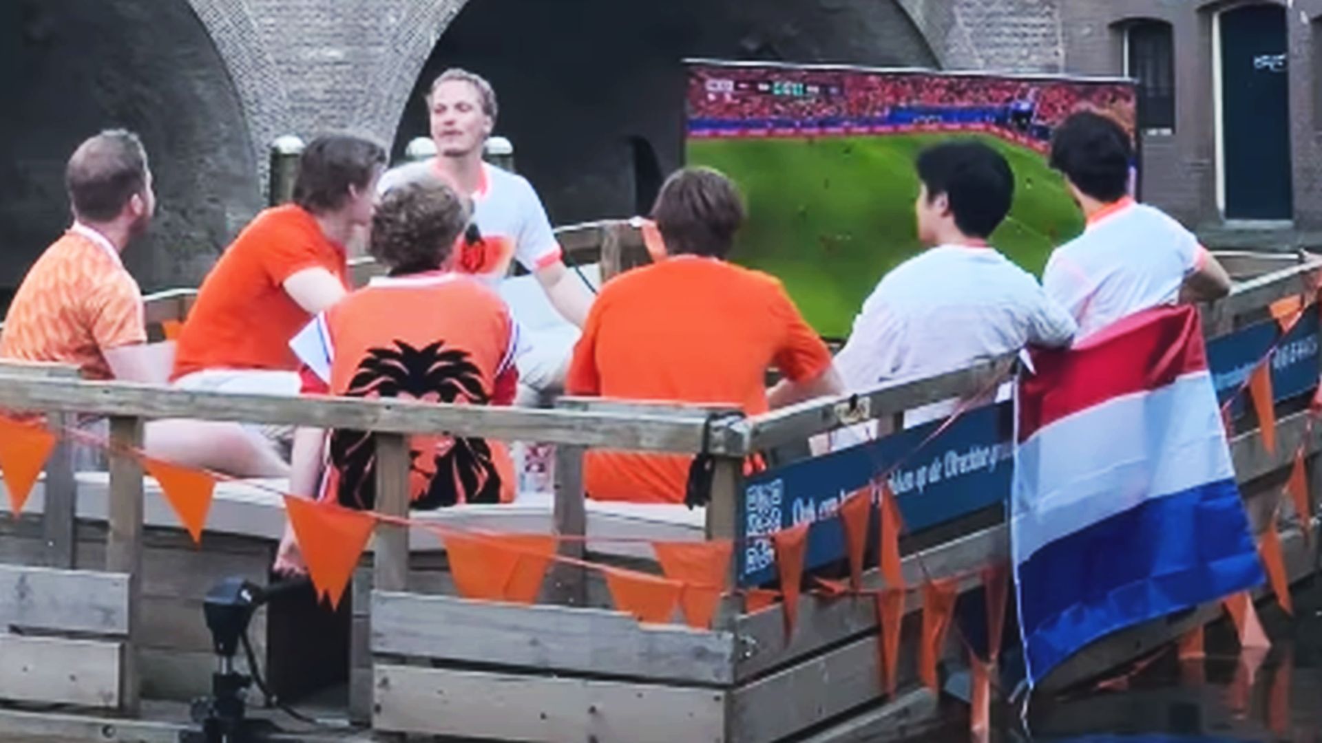 Pijnlijk foutje onder video van Oranjefans op Utrechtse gracht: 'Only in Amsterdam'
