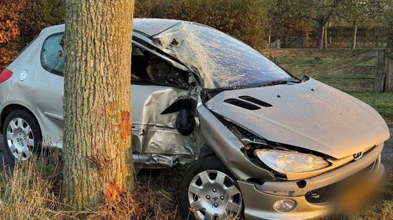 Bestuurder verliest macht over het stuur door gladheid, voertuig total loss