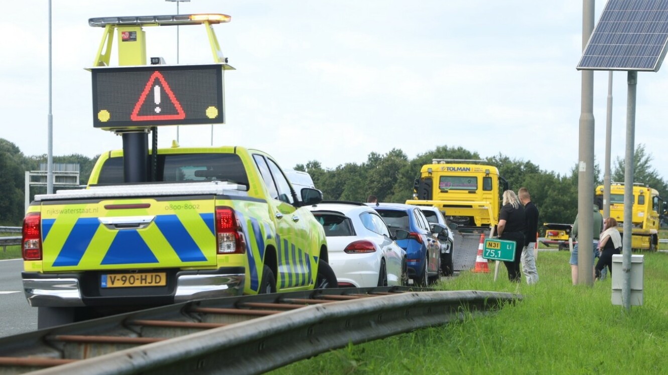Meardere auto's skansearre neidat stiennen fan oanhinger falle op N31