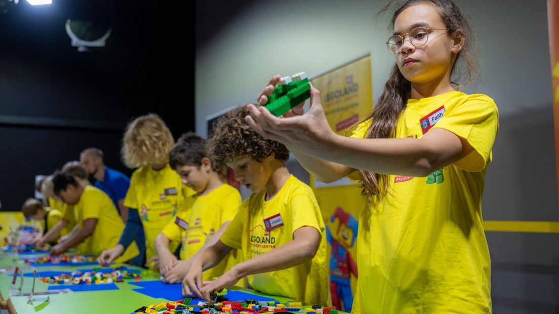 De-kinderen-aan-het-bouwen-tijdens-de-eerste-opdracht-c-Arnaud-Roelofsz