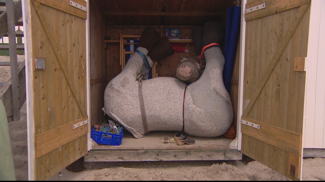 Een krachtmeting tussen een vrouw en een dood paard