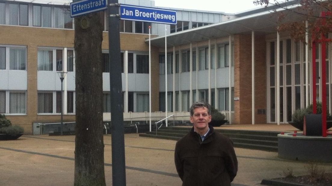 Jan Broertjes bij zijn eigen straatnaambord.