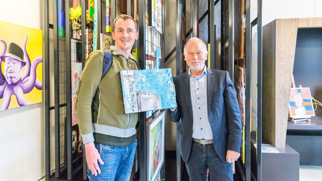 Daniël heeft als voorwaarde dat hij zijn schilderij zelf wil ophangen in het nieuwe stadskantoor