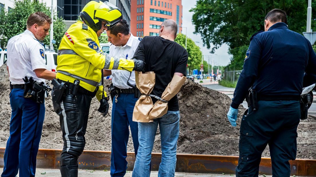 De politie arresteerde de 43-jarige Utrechter in de omgeving van de winkel.