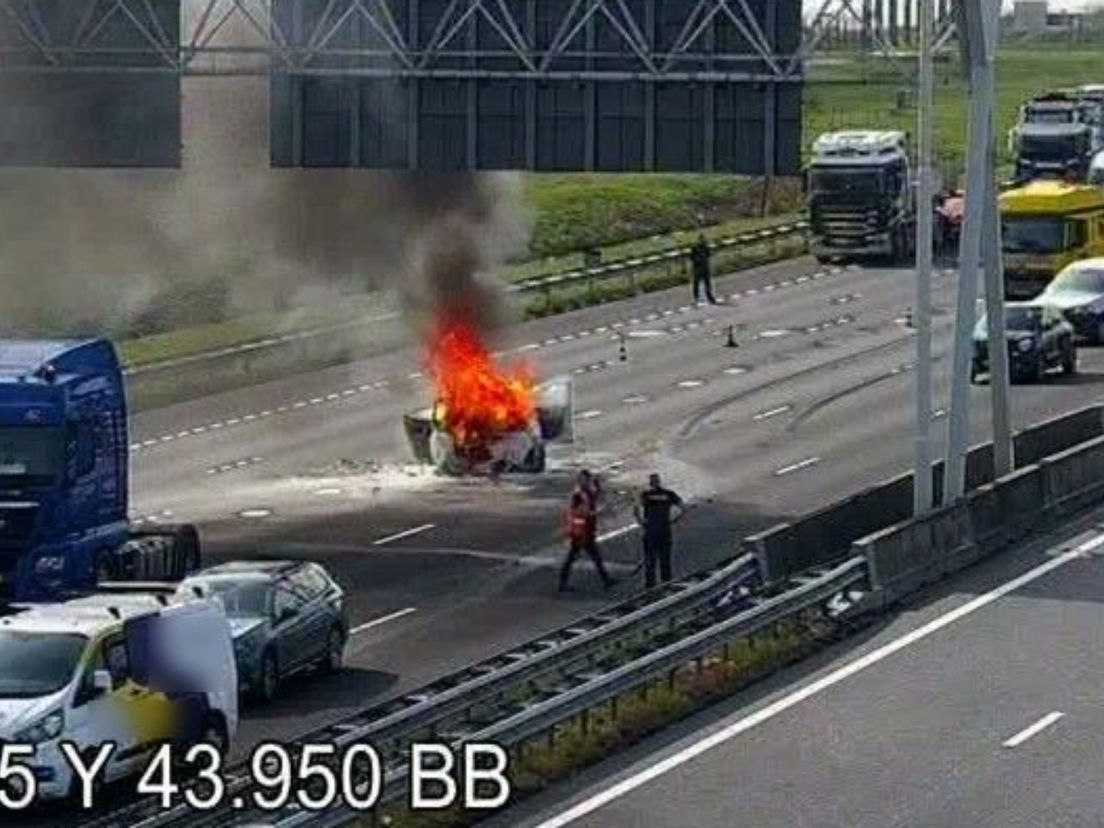 Na een aanrijding op de A15 is een auto in brand gevlogen
