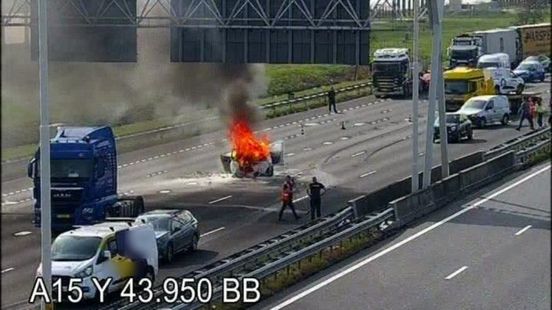Auto vliegt in brand na botsing: snelweg nog uren dicht. Auto vliegt in brand na botsing: snelweg nog uren dicht.