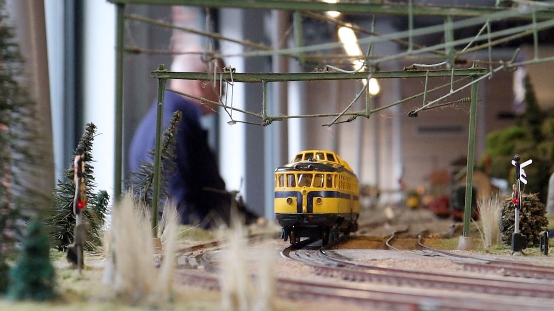 Allerlei verschillende modellen rijden over het spoor.