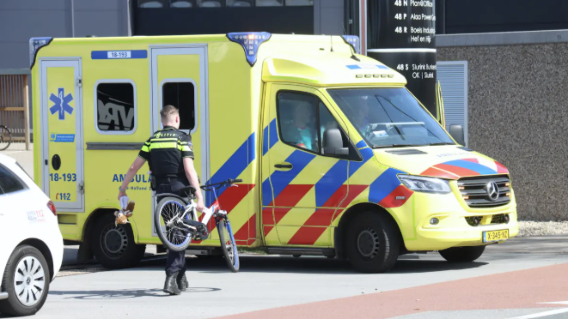 De jonge fietser is naar het ziekenhuis gebracht.