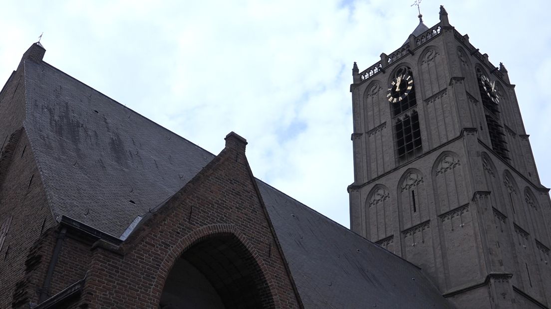 Regelmatig klinkt vanuit de toren van de St. Maartenskerk in Tiel het muzikale spel van de stadsbeiaardier. Maar de gemeente Tiel moet de komende jaren miljoenen bezuinigen en dat betekent onder meer dat stadsbeiaardier Wim Ruitenbeek eruit ligt.