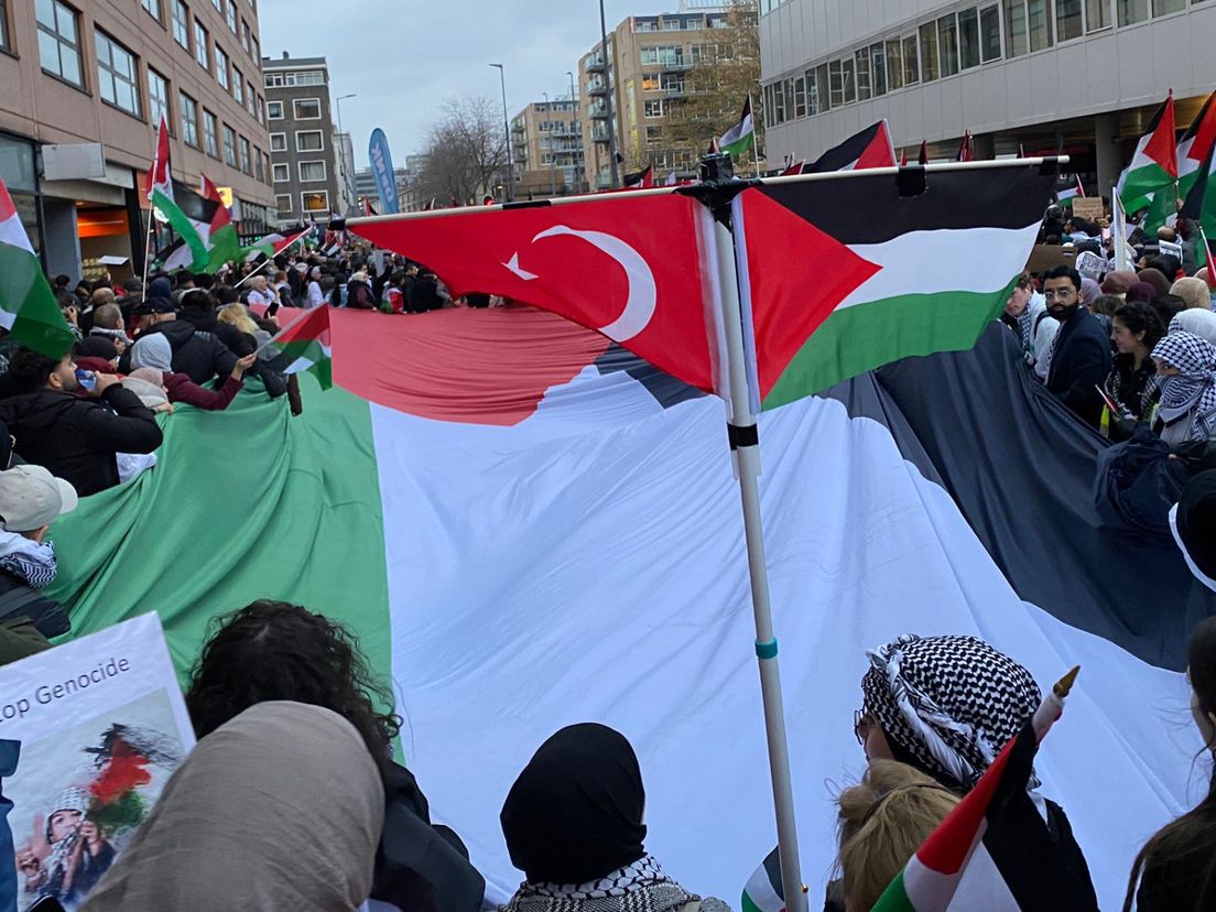 Een grote Palestijnse vlag bij de protestmars 'Rotterdam voor Gaza'