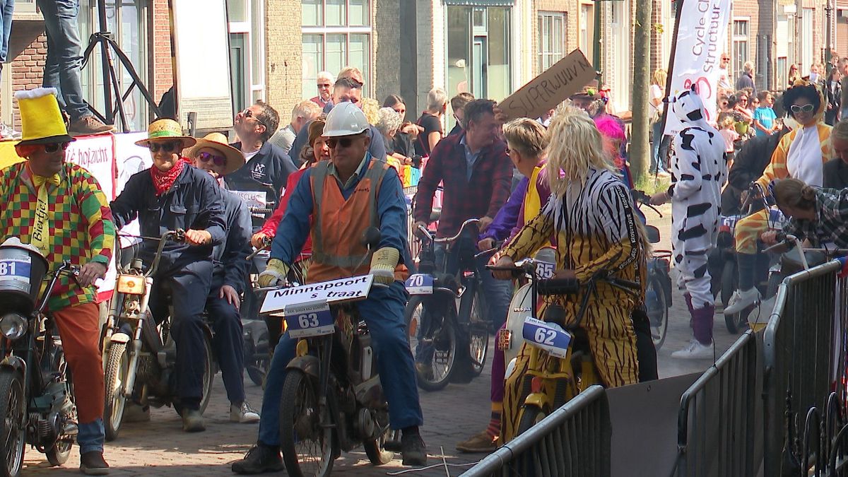 Kraamvrouwen, superwuuven en bouwvakkers, ze reden op de solex door IJzendijke
