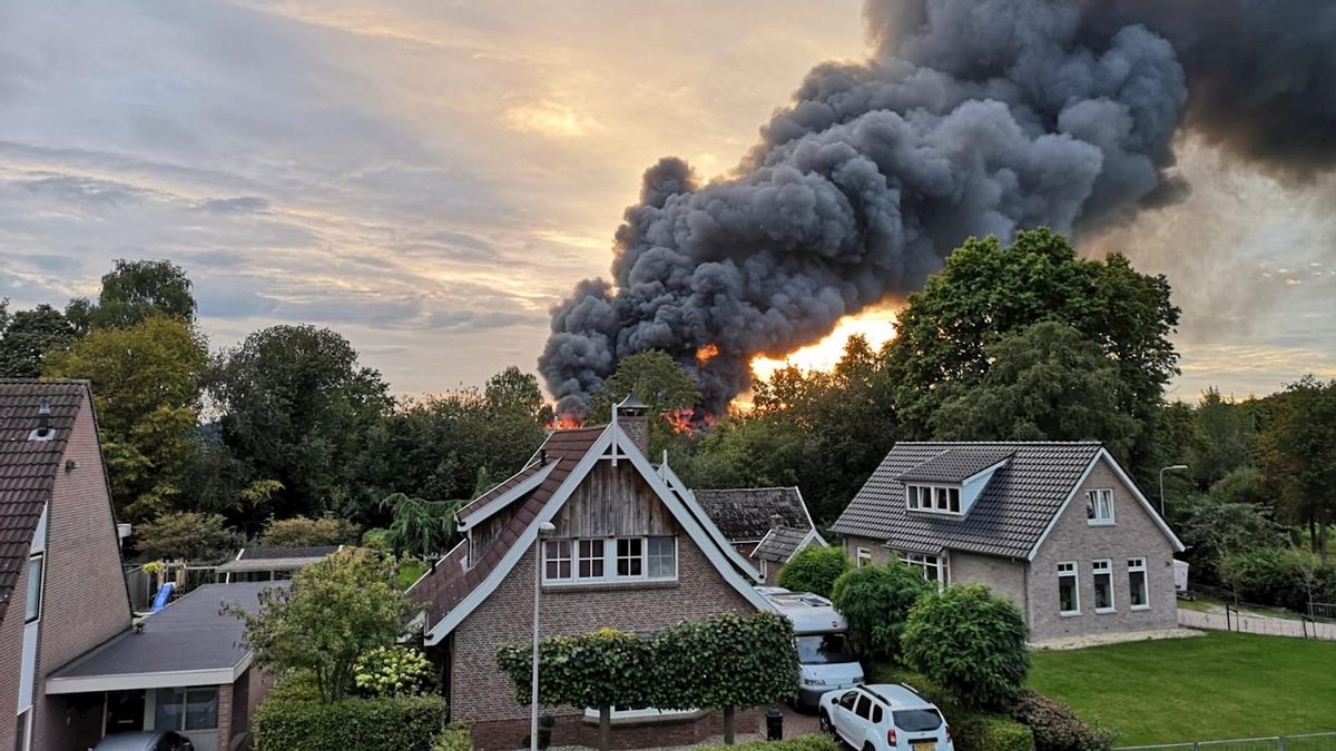 Grote brand bij houtbewerkingsbedrijf in Daarlerveen