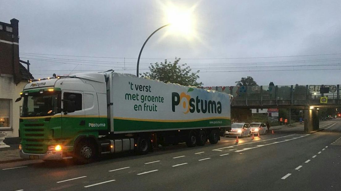 Vrachtwagen te hoog voor viaduct in Hengelo