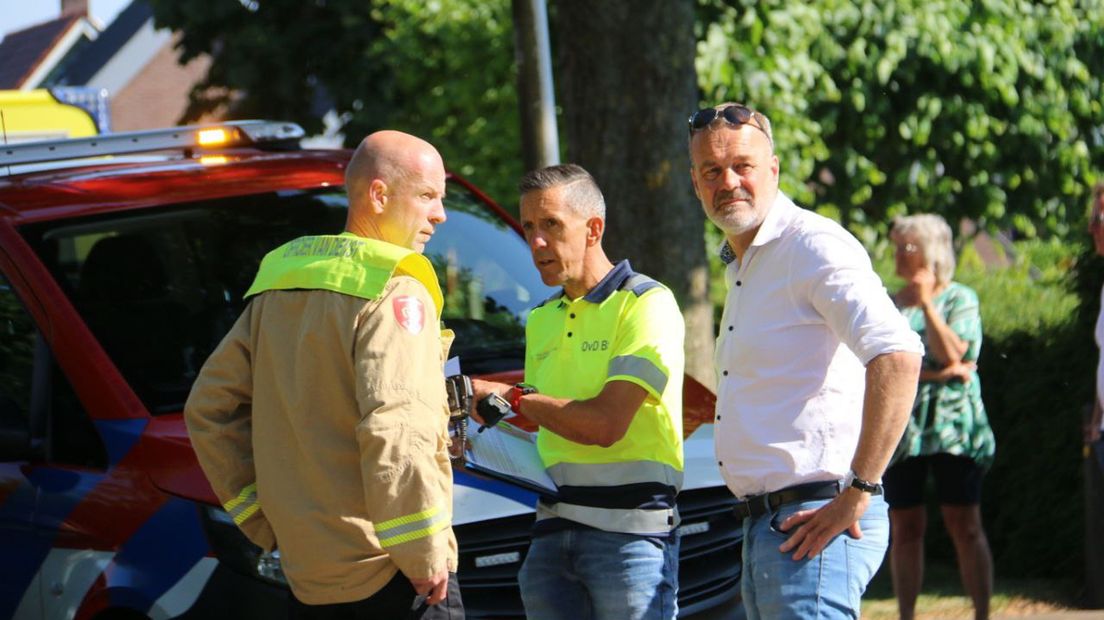 Burgemeester Sloots van Stadskanaal laat zich informeren over de brand
