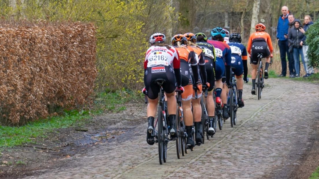 De kopgroep van de dames op één van de keienstroken tijdens de Acht van Westerveld (Rechten: RTV Drenthe/ Kim Stellingwerf)