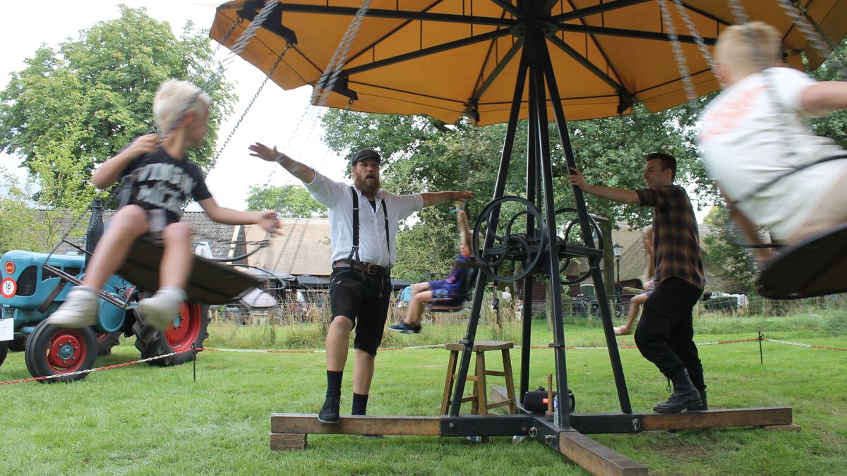 Kinderen hebben volop 'plezier zonder stekker' op de handgedraaide molen op Oogstdag in Orvelte