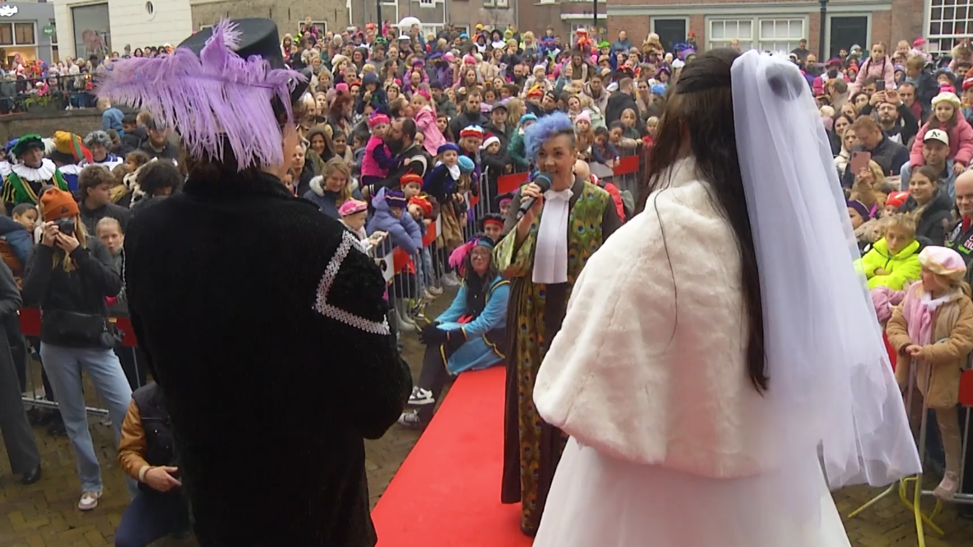 Twee pieten stapten in Dordrecht in het huwelijksbootje tijdens de intocht.