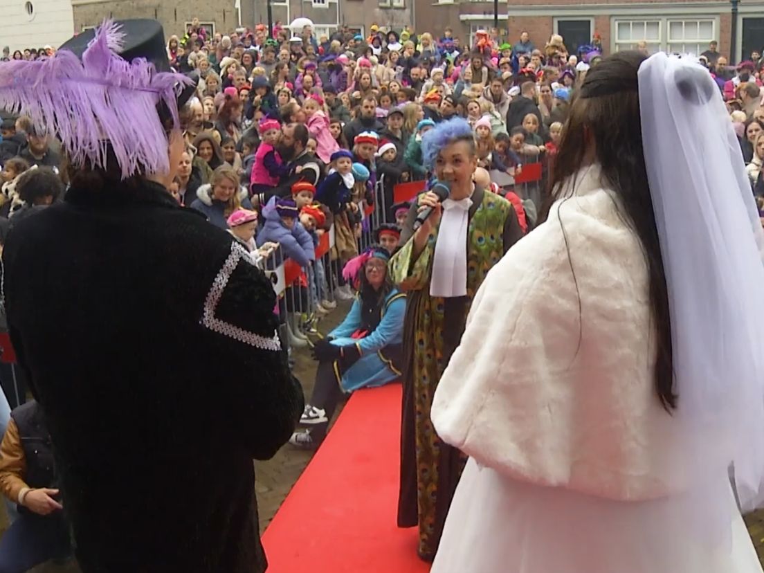Twee pieten stapten in Dordrecht in het huwelijksbootje tijdens de intocht.