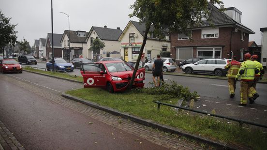 Auto tegen boom • Files door caravan-ongeval. Auto tegen boom • Files door caravan-ongeval.