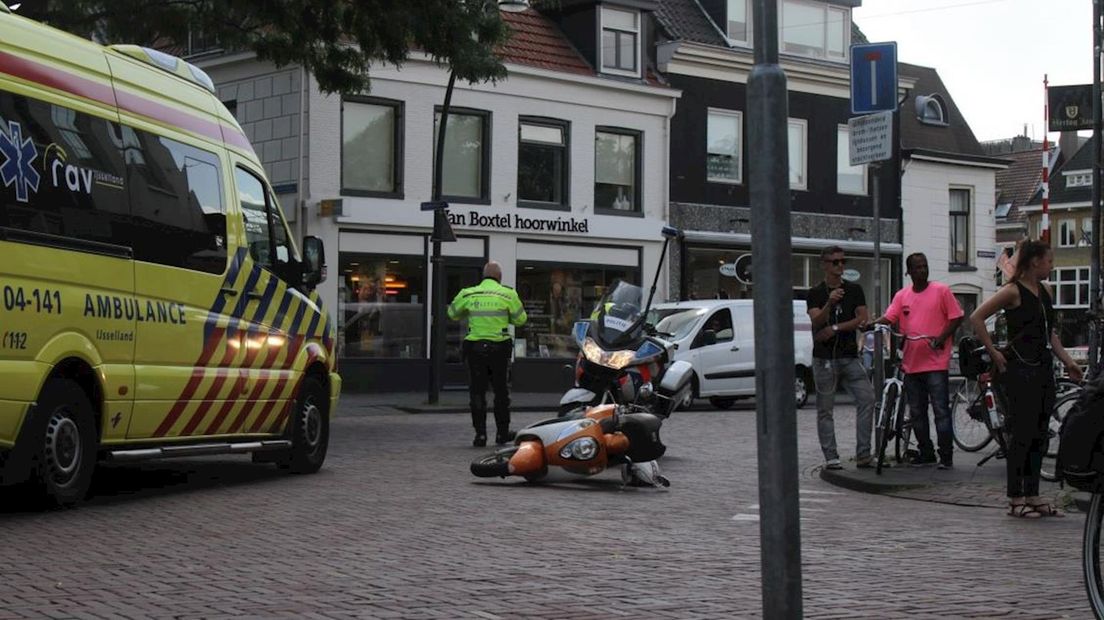 Scooter en fietser botsen in Zwolle