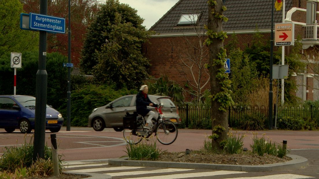 Fietser op kruispunt in Oost-Souburg.