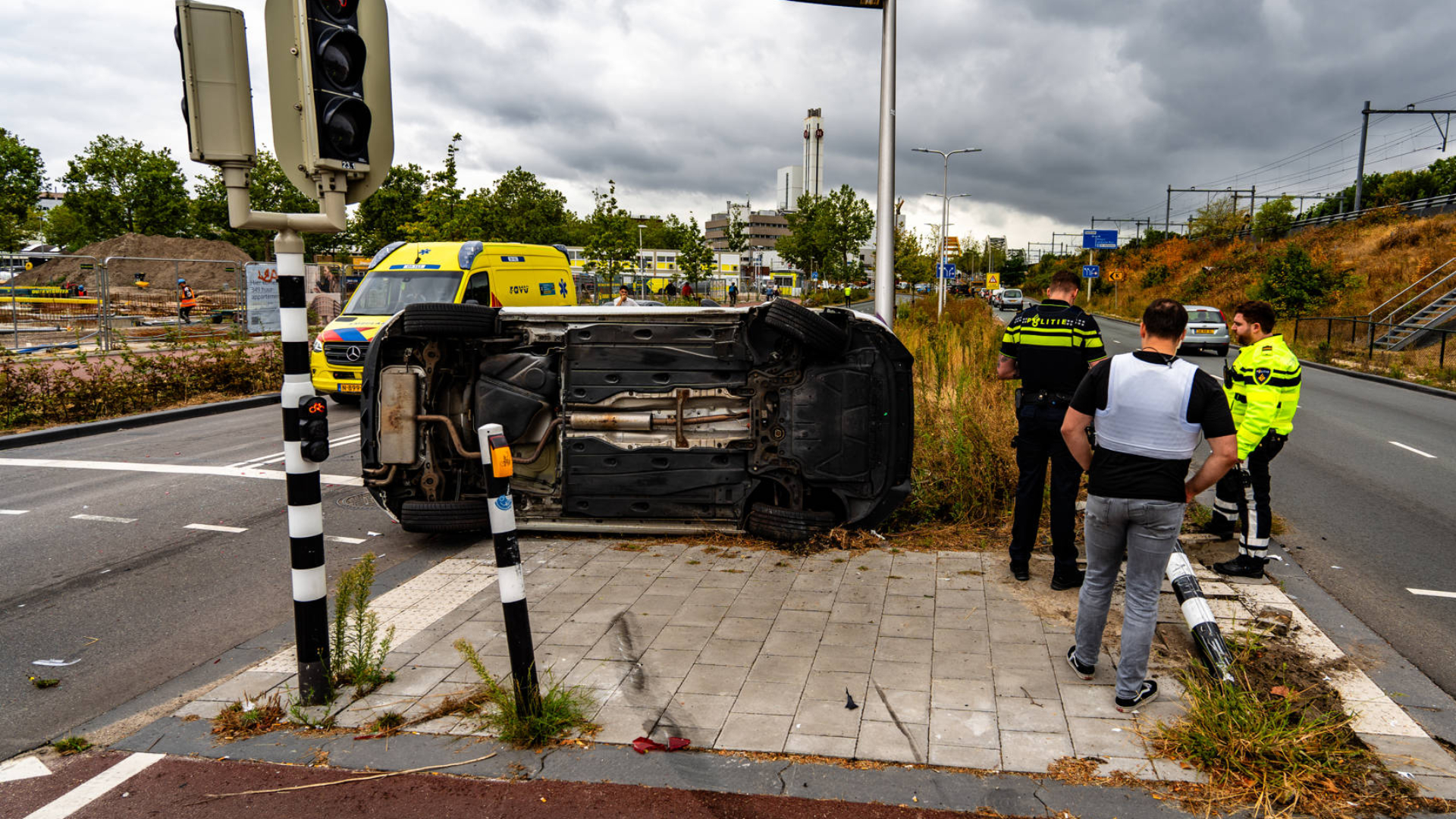 Auto belandt op zijn kant in Utrecht