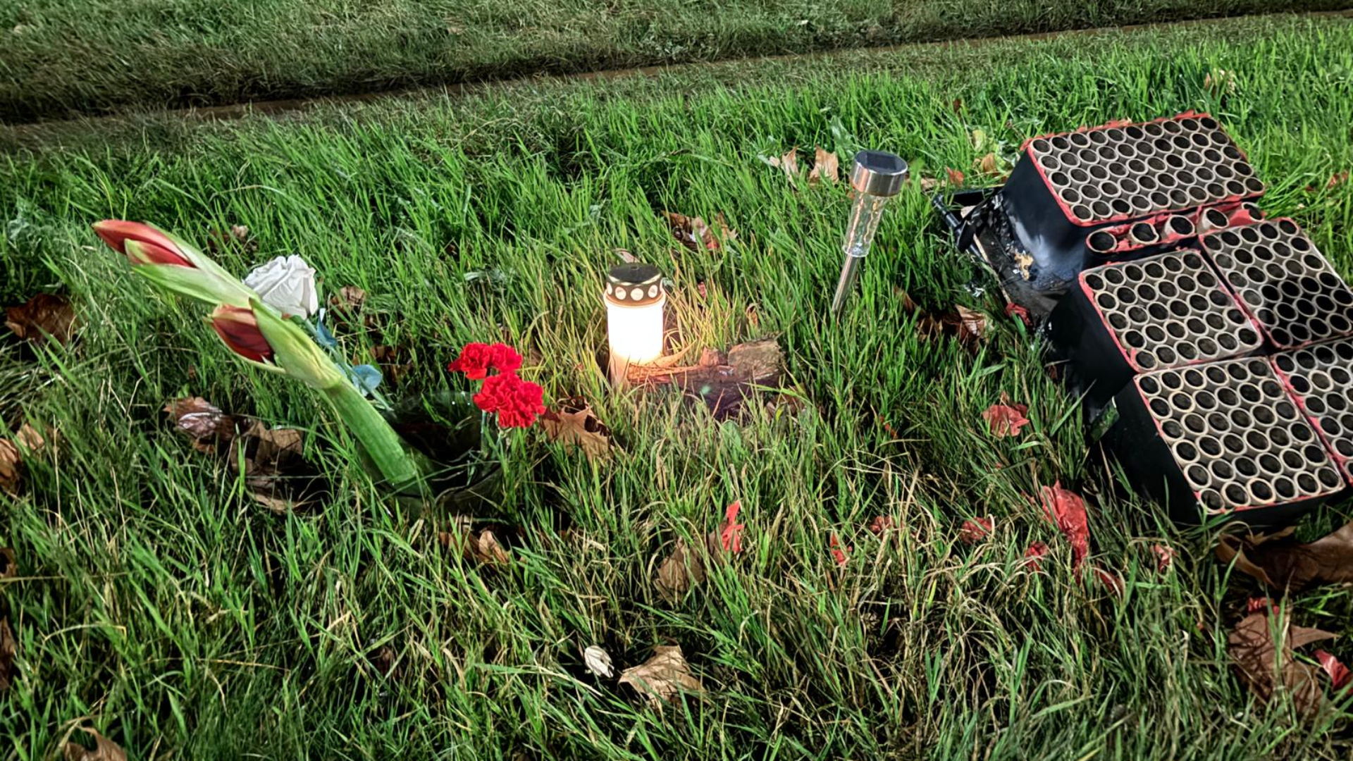 Op de plek waar Jack (14) om het leven kwam door vuurwerk, zijn bloemen, kaarsen en knuffels gelegd