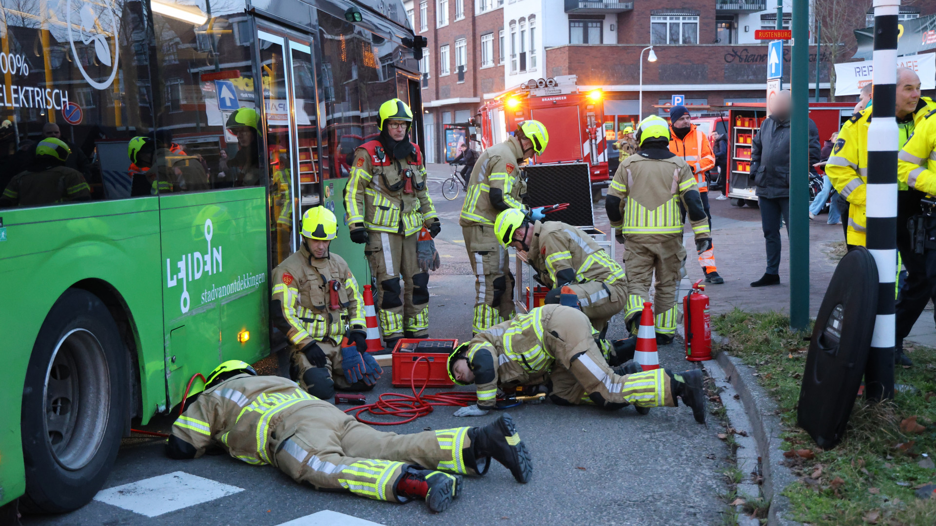 Scooterrijder bekneld onder bus na aanrijding.