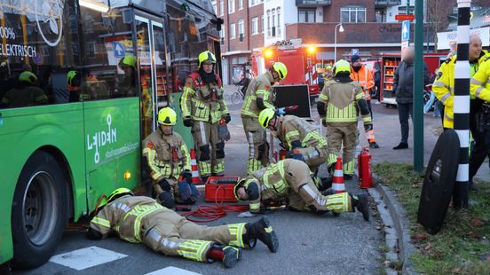 Scooterrijder bekneld onder bus na aanrijding. Scooterrijder bekneld onder bus na aanrijding.
