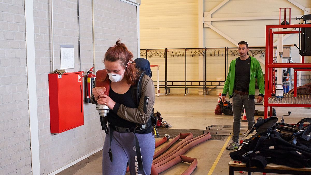Vrijwilligers brandweer Oudega worden gekeurd