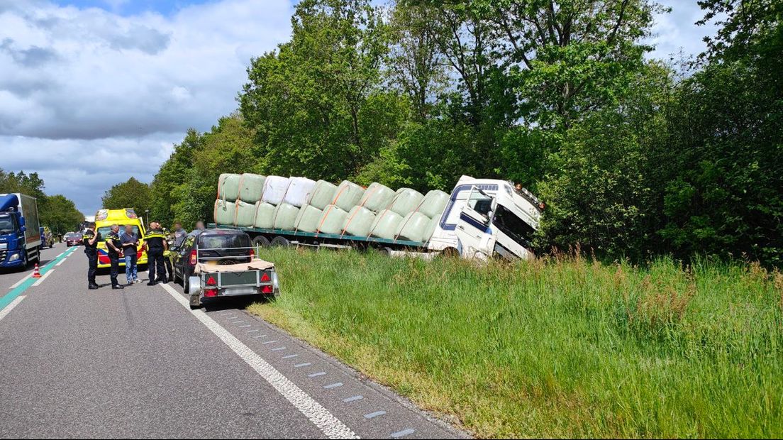 De vrachtwagen belandde in de berm