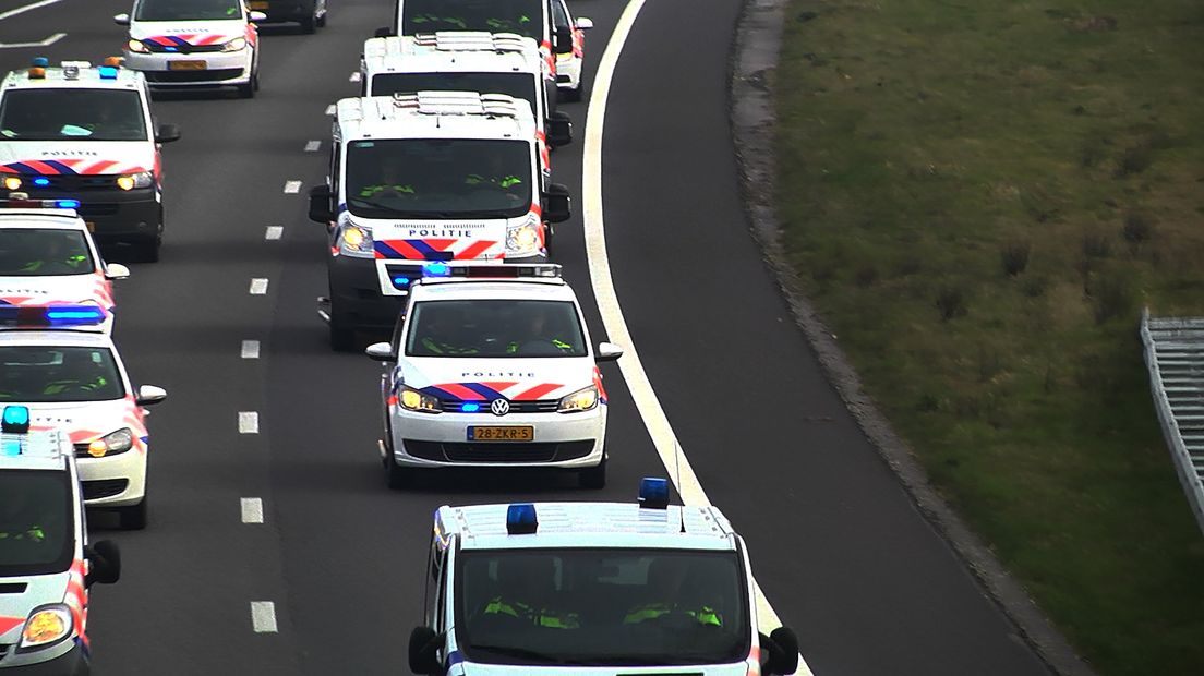 Politie rijdt langzaam op de A28