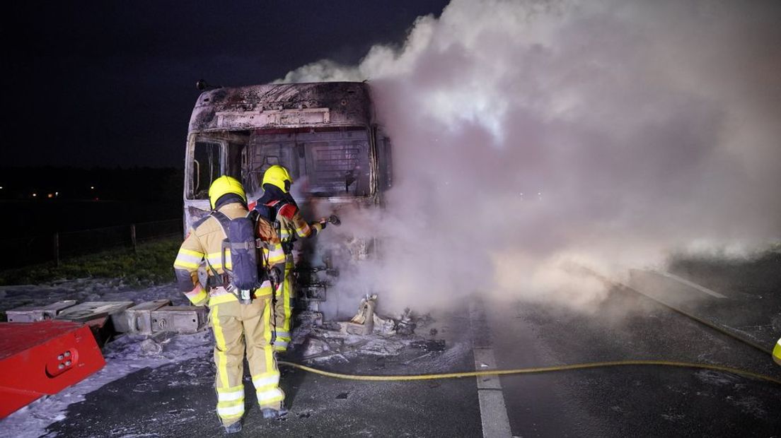 De vrachtwagencabine brandde volledig uit.