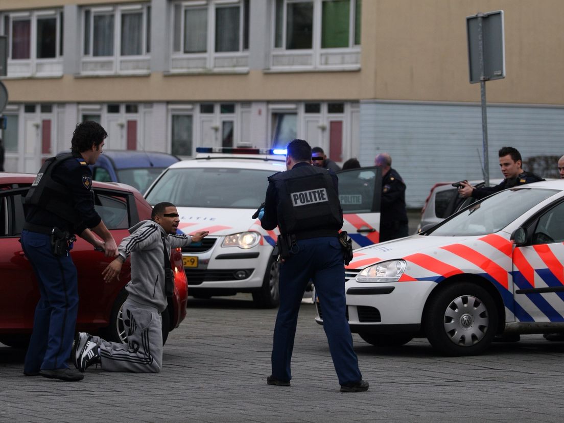 De aanhouding van een verdachte na de schietpartij bij de Slinge. Op de achtergrond wordt een tweede verdachte in de politie-auto gezet