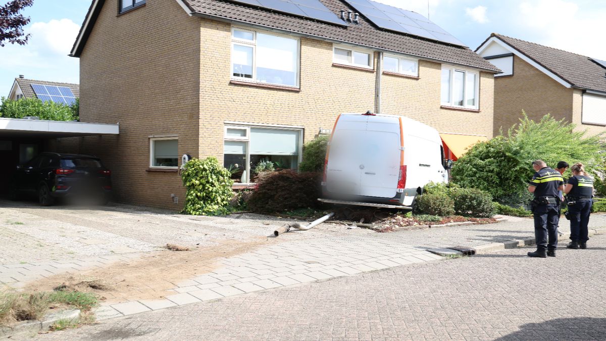 112 Nieuws: Busje ramt gevel van woning in Enter | Fietser gewond in Wetering door voorrangsfout