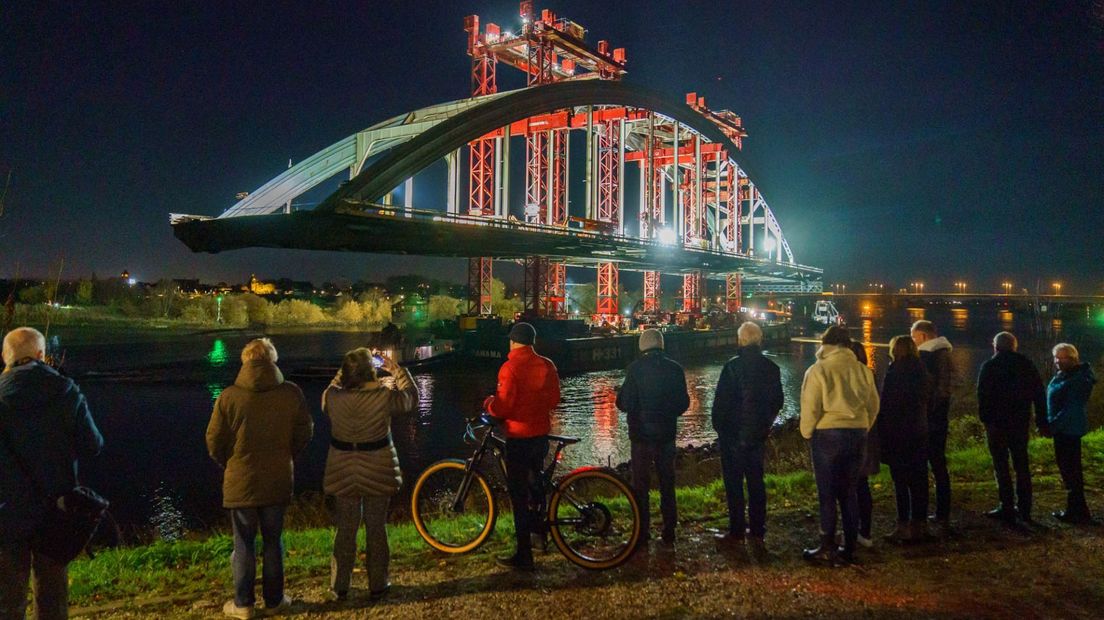 Publiek bij de Lekbrug.