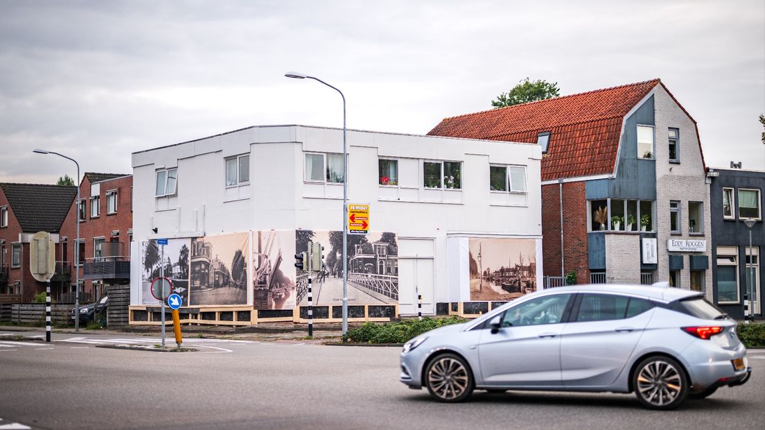 Het verpauperde pand in Hoogezand heeft tijdelijk een betere aanblik gekregen