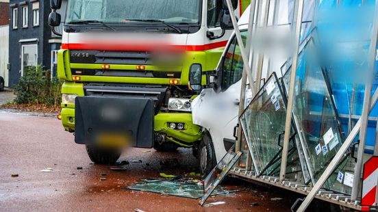 Weg bezaaid met glas na botsing