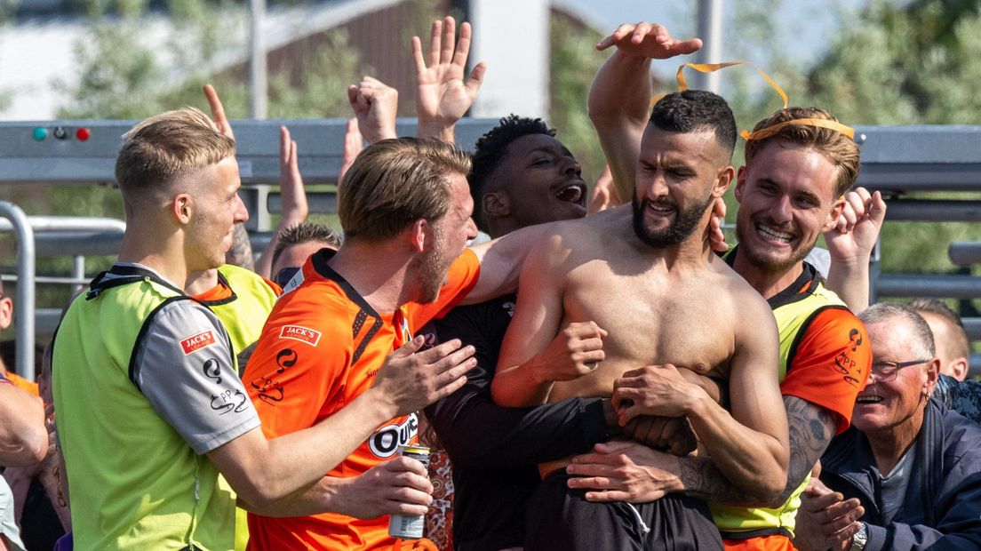 Ahmed El Azzouti wordt geknuffeld na zijn winnende doelpunt