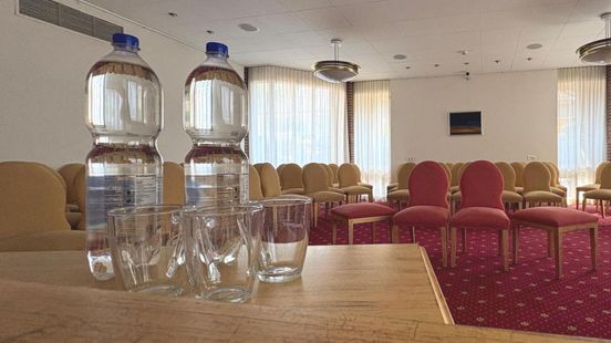 Bruin water, dixi’s en een koele trouwzaal: gemeentehuis moet improviseren