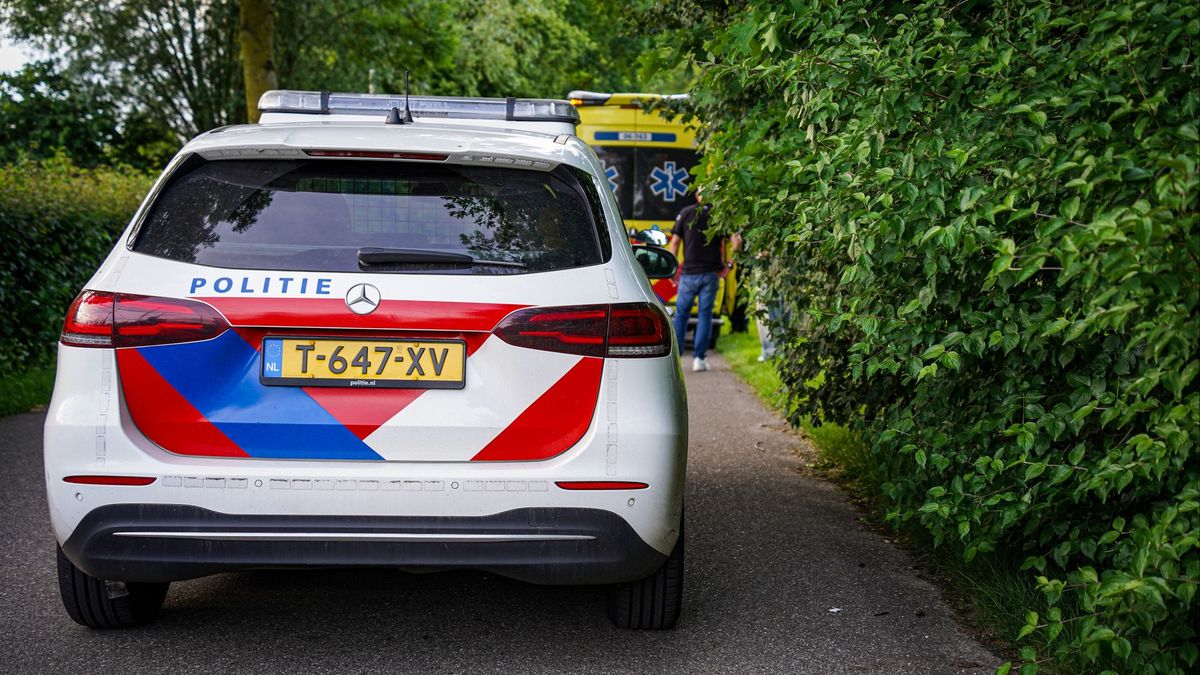 Fietser naar ziekenhuis na ongeval, bloed op wegdek