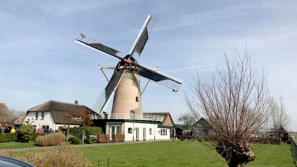 Geesina Molen in Groenekan draait weer na renovatie