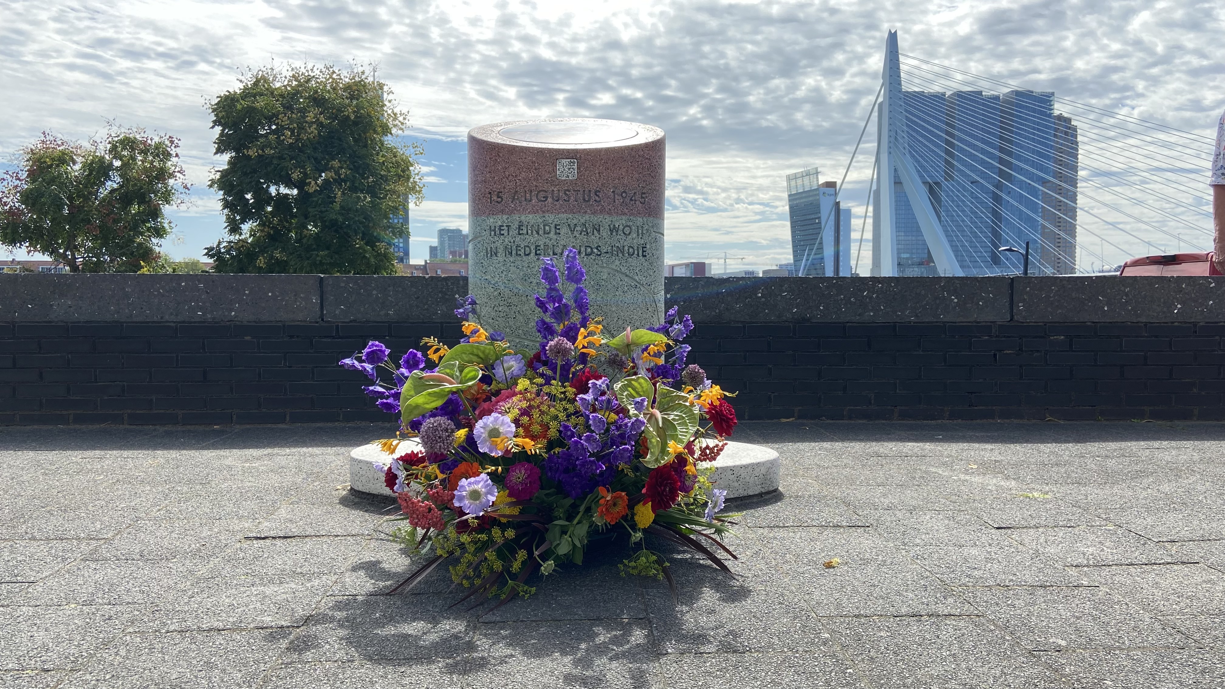 De herdenking bij het Indiëmonument aan de Boompjes in Rotterdam