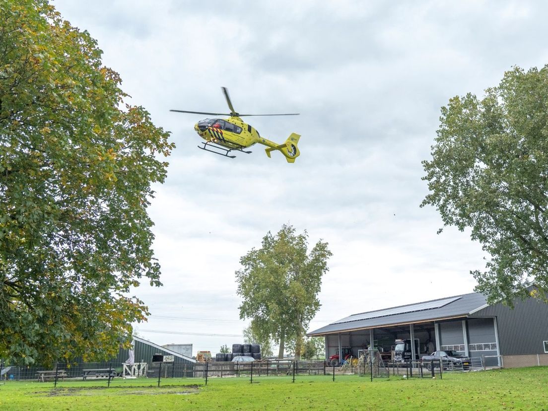 Traumahelikoper landt bij boerderij in Oud-Alblas