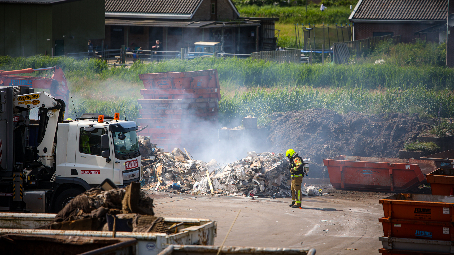 Medewerkers Gecontroleerd Na Containerbrand Afvalbedrijf | Brandweer ...