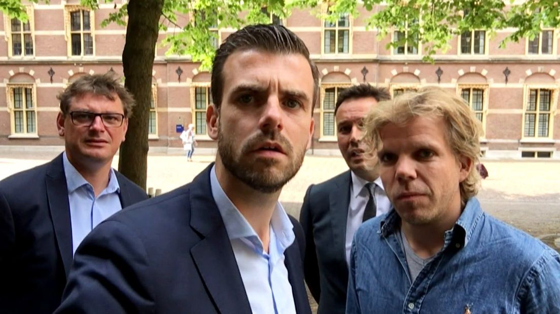Vloggers Joost Vullings (l), Vincent Rietbergen (m), Xander van der Wulp en Omroep West-verslaggever Leendert Beekman (r).